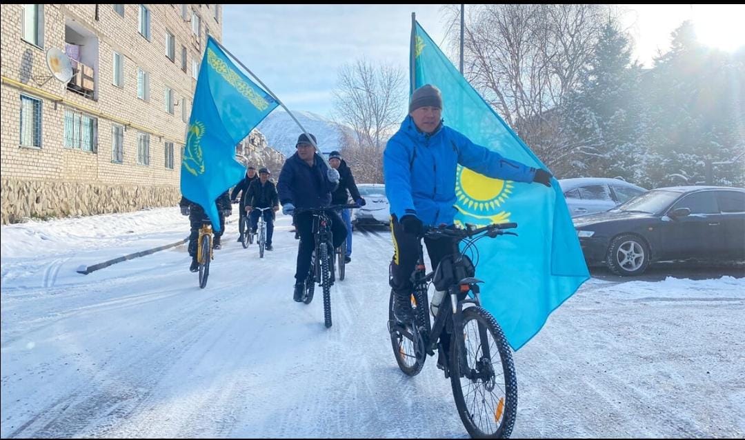 Жетісу облысында бір мезгілде Мемлекеттік Ту шеруімен велошабандоздар сайлауға барды