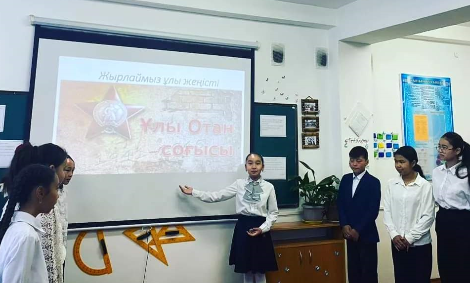 5-7 сынып оқушыары арасында «Жырлаймыз Ұлы Жеңісті»атты мәңерлеп оқу сайысын өткізді.