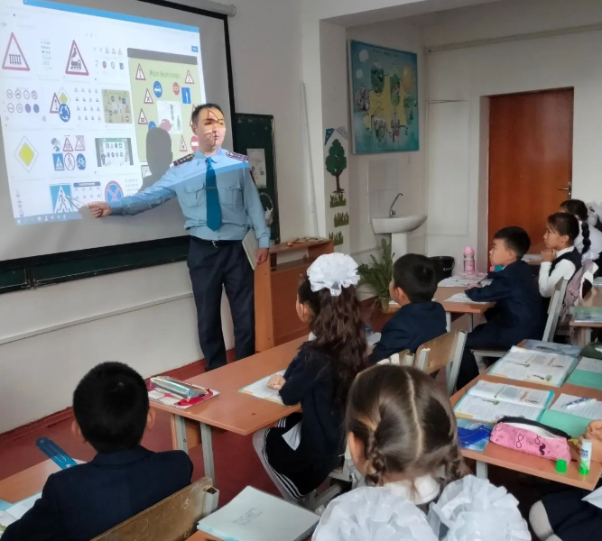 Полиция капитаны Каримжан М.С. бастауыш сынып оқушыларымен " Абайлаңыз балалар"акциясы аясында түсіндірме жұмыстарын жүргізді.