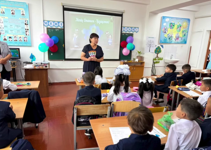 Бүгін мектебіміздің директоры Кенжалиева Кунсулу Сагиновна бірінші қадамдарын бастаған 1-сынып бүлдіршіндерін арнайы құттықтап, естелік сыйлықтар табыс етті! 🎁📚